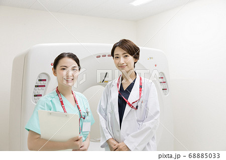 CTの前に立つ医者とオペレーター CTの前に立つ医者とオペレーター 68885033