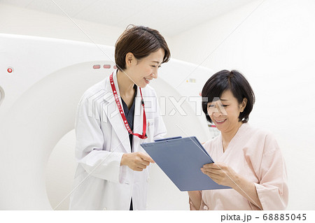 CT検査を受ける中年女性 68885045