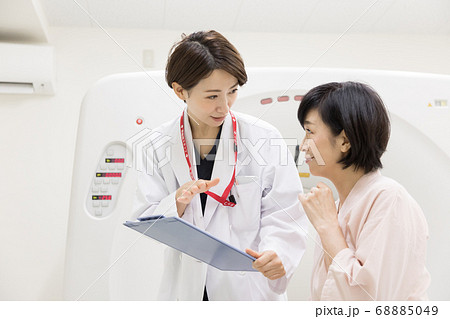 CT検査を受ける中年女性 68885049