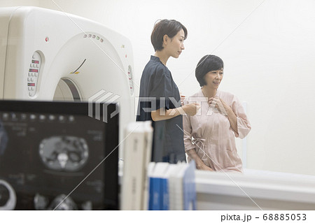 CT検査を受ける中年女性(オペレーター室から) 68885053
