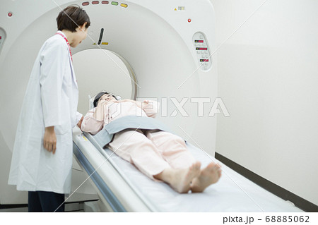 CT検査を受ける中年女性 CT検査を受ける中年女性 68885062