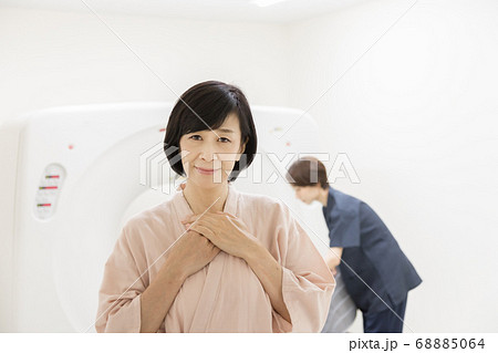 CT検査を受ける中年女性 68885064