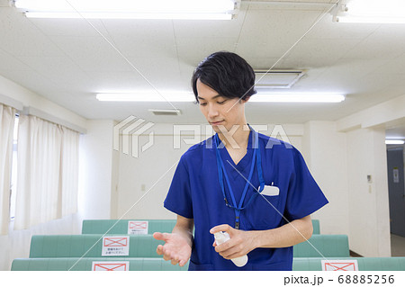 消毒する医師 68885256