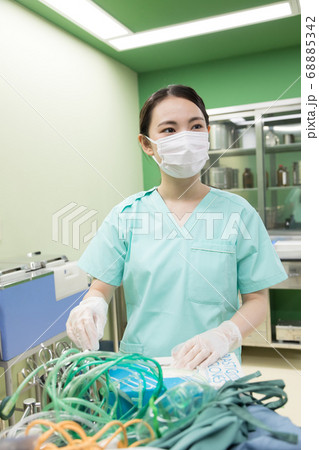 手術室で準備をする医療従事者 68885342