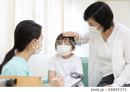 病院で診察する前に問診を受ける女の子 病院で診察する前に問診を受ける女の子 68885372