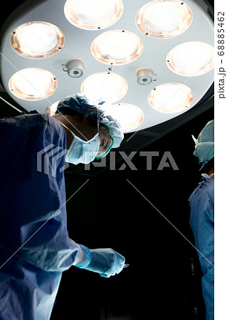 メスを持つ医師 68885462