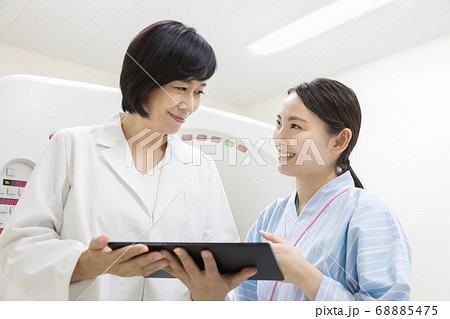 CT検査を受ける若い女性 CT検査を受ける若い女性 68885475