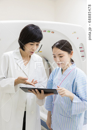 CT検査を受ける若い女性 68885478