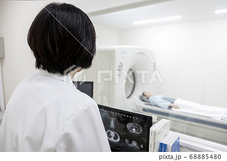CT検査する若い女性 (オペレーター室から視点) CT検査する若い女性 (オペレーター室から視点) 68885480