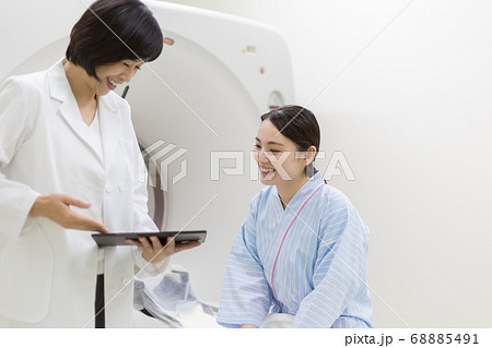 CT検査を受ける若い女性 68885491