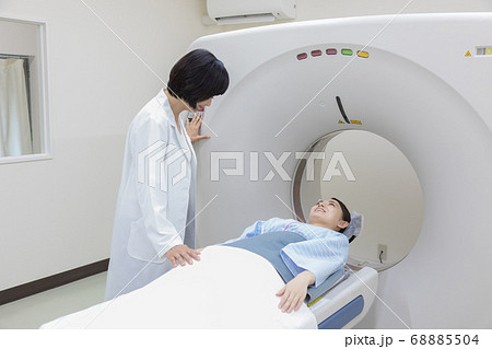CT検査を受ける若い女性 68885504