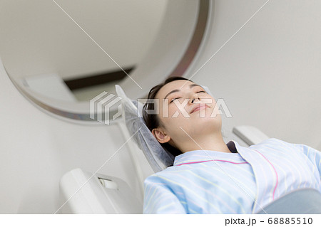 CT検査する若い女性　（オペレーター室から視点） 68885510