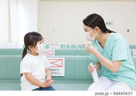 病院で診察する前に除菌する女の子 病院で診察する前に除菌する女の子 68885637