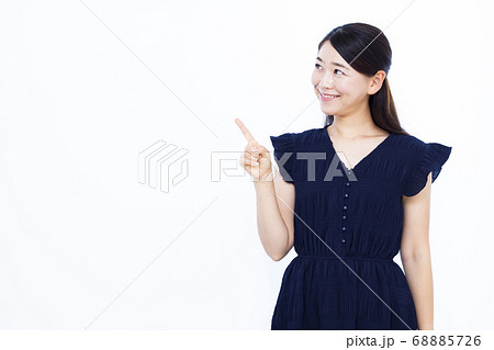 30代女性 白バック ポートレート 30代女性 白バック ポートレート 68885726