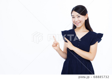 30代女性 白バック ポートレート 68885732