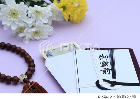 菊と一緒に置かれた香典袋とお金 菊と一緒に置かれた香典袋とお金 68885749