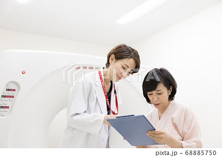 CT検査を受ける中年女性 68885750