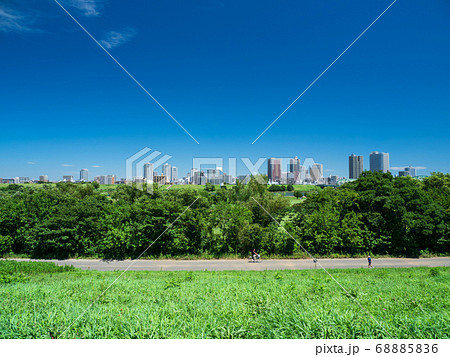 夏の青空と樹木越しの町の風景 8月 夏の青空と樹木越しの町の風景 8月 68885836