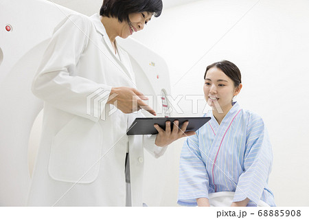 CT検査を受ける若い女性 CT検査を受ける若い女性 68885908