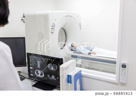 CT検査する若い女性　（オペレーター室から視点） 68885913