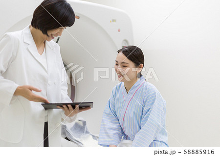 CT検査を受ける若い女性 CT検査を受ける若い女性 68885916