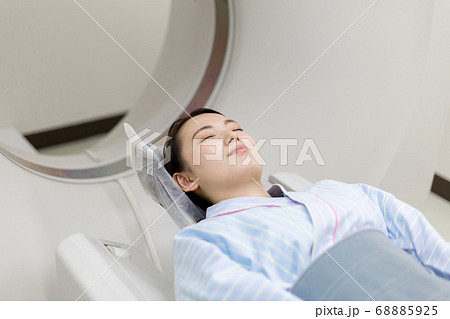 CT検査する若い女性　（オペレーター室から視点） 68885925