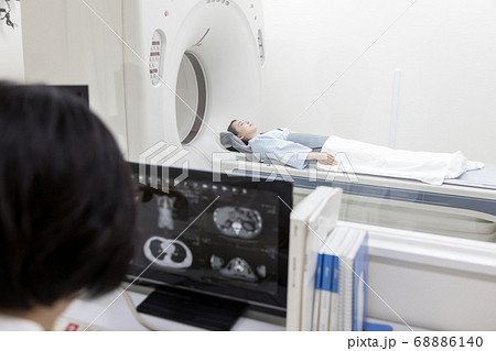 CT検査する若い女性　（オペレーター室から視点） 68886140