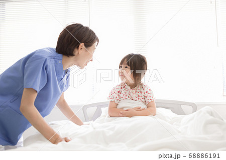 入院する女の子 入院する女の子 68886191