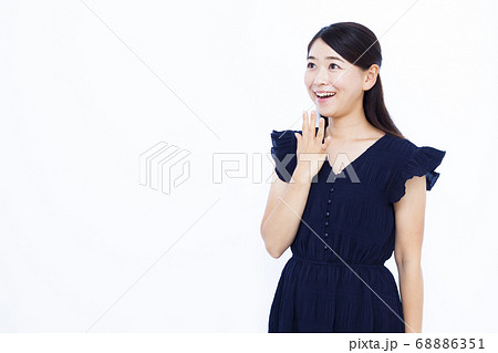 30代女性 白バック ポートレート 68886351