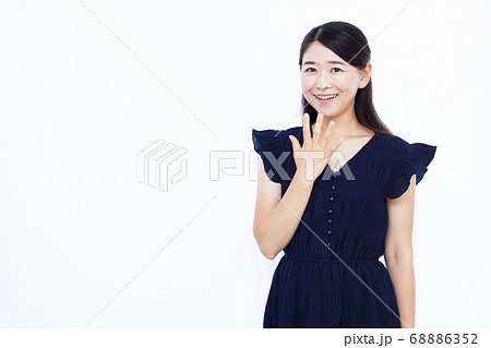 30代女性 白バック ポートレート 30代女性 白バック ポートレート 68886352