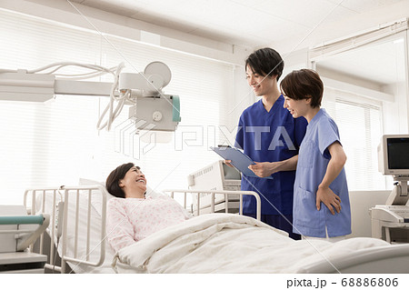 入院する中年女性 68886806