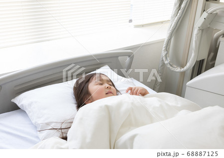 入院する女の子 68887125