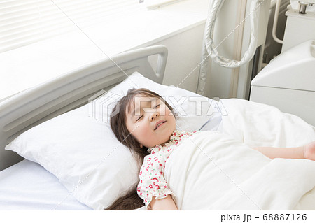 入院する女の子 68887126