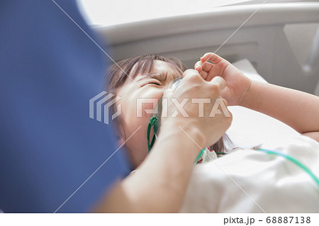 入院する女の子の写真素材