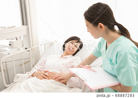 入院する中年女性 68887283