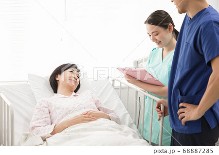 入院する中年女性 68887285