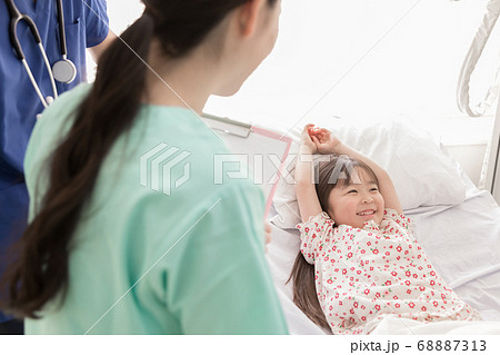 入院する女の子 入院する女の子 68887313