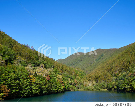秋、快晴の竜ヶ沢ダム 長野県上田市 68887389