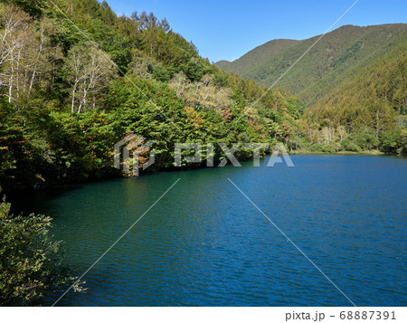 秋、快晴の竜ヶ沢ダム 長野県上田市 68887391