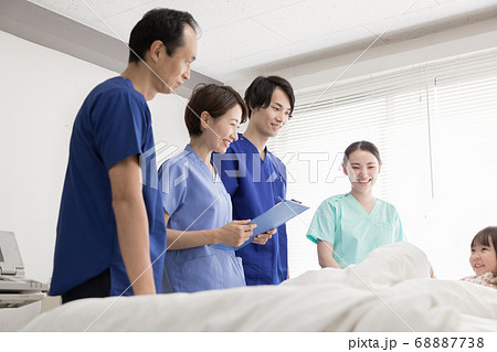 医療関係者と患者 医療関係者と患者 68887738