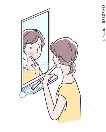 マスクによる肌トラブルで保湿剤を塗布する女性 マスクによる肌トラブルで保湿剤を塗布する女性 68887948