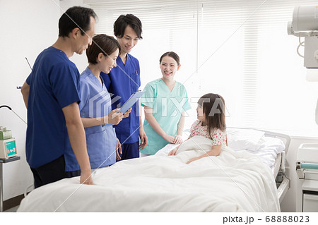 医療関係者と患者 医療関係者と患者 68888023