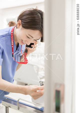 医療現場で働く女性 68888030