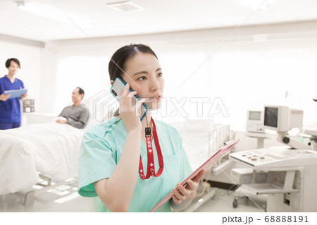 医療現場で働く女性 68888191