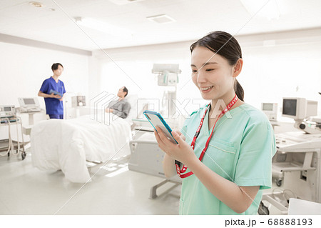 医療現場で働く女性　 68888193