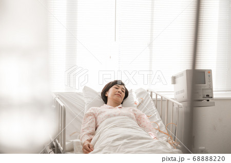 入院する中年女性 68888220