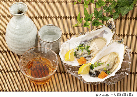 殻に乗せた生カキ 殻に乗せた生カキ 68888285