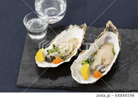 殻に乗せたカキ 68888596