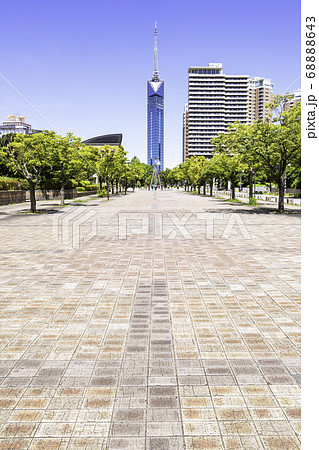 サザエさん通りから見た美しい福岡タワー 68888643