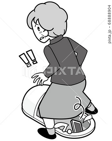 和式トイレをまたいだ時に携帯電話を落とすおばあさん 和式トイレをまたいだ時に携帯電話を落とすおばあさん 68888904